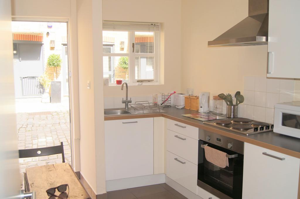 10 Warren Mews