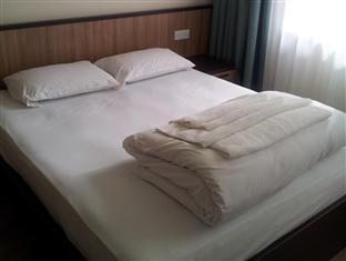 Queens Drive At Finsbury Park 3* London