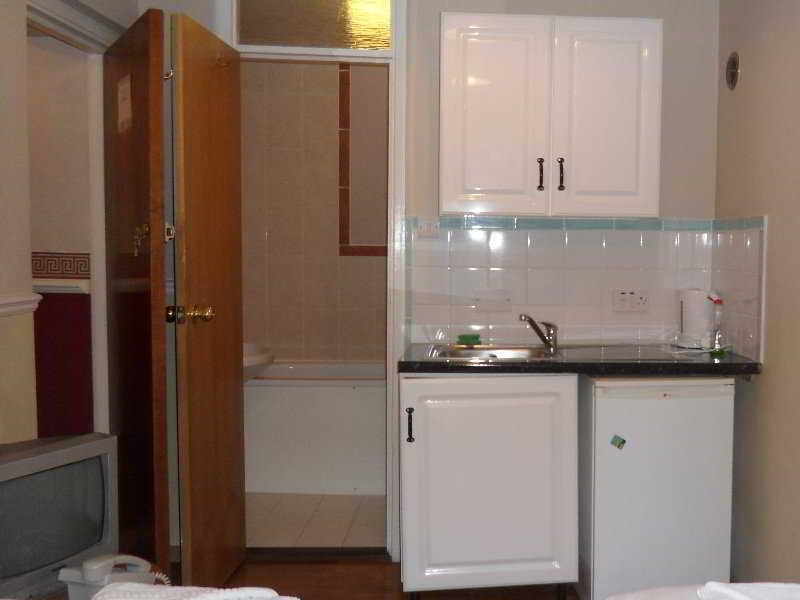 Aparthotel West Brompton Studios 4*