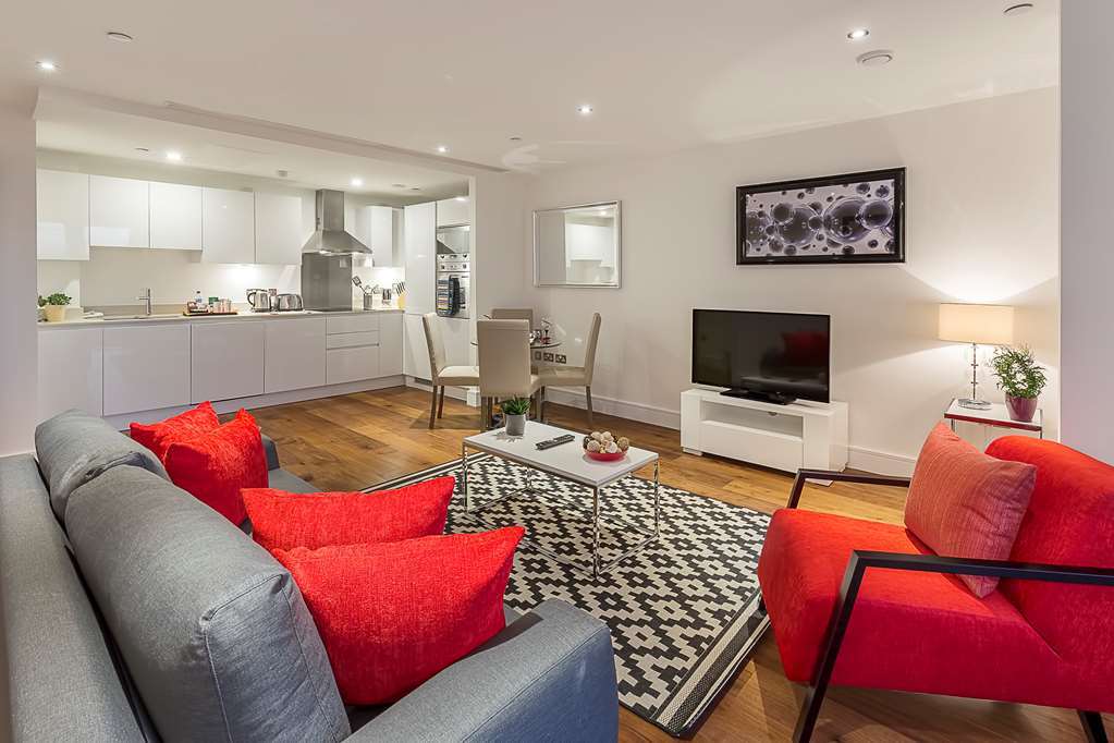 Lincoln Plaza Apartment *