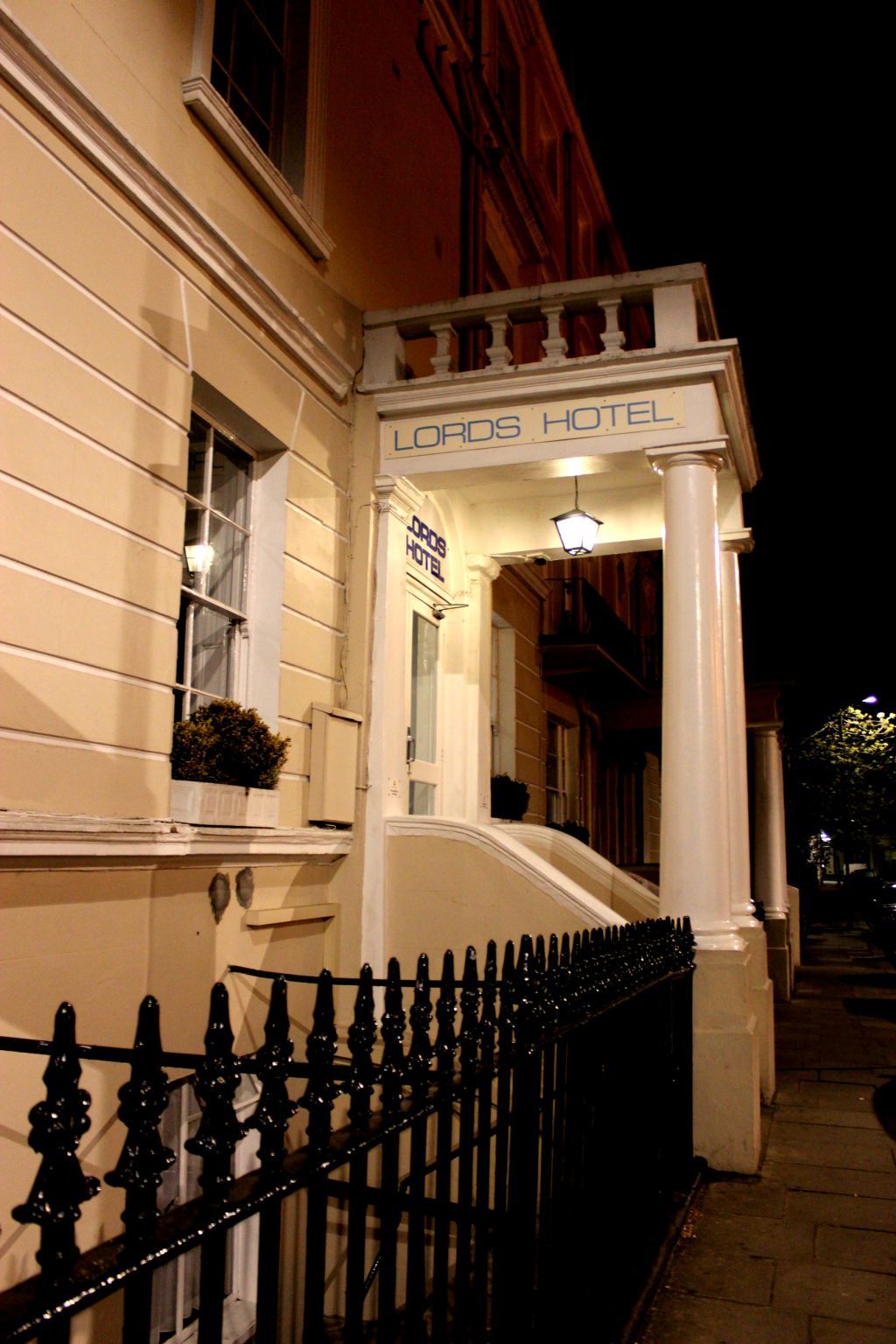Lords Hotel 2*
