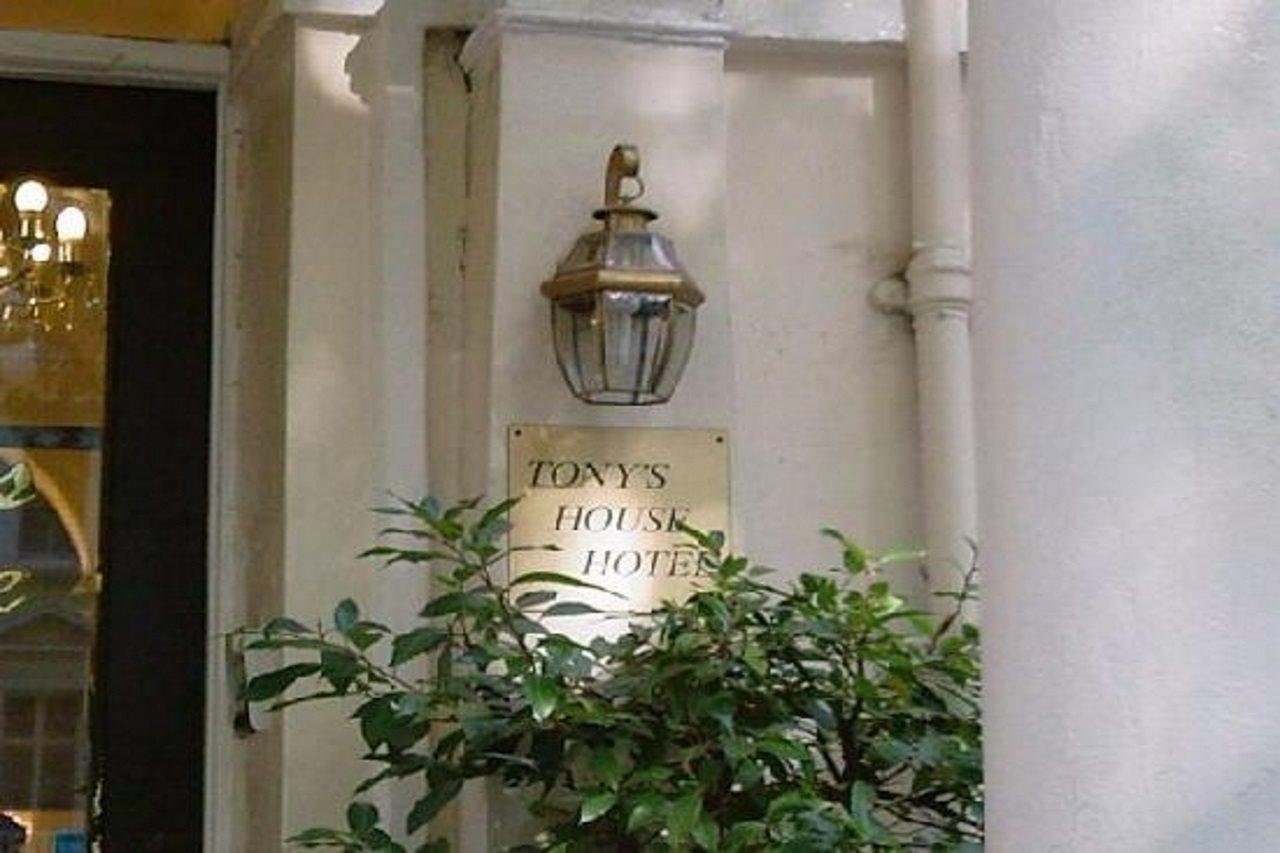 Hotell Tony's House 2*