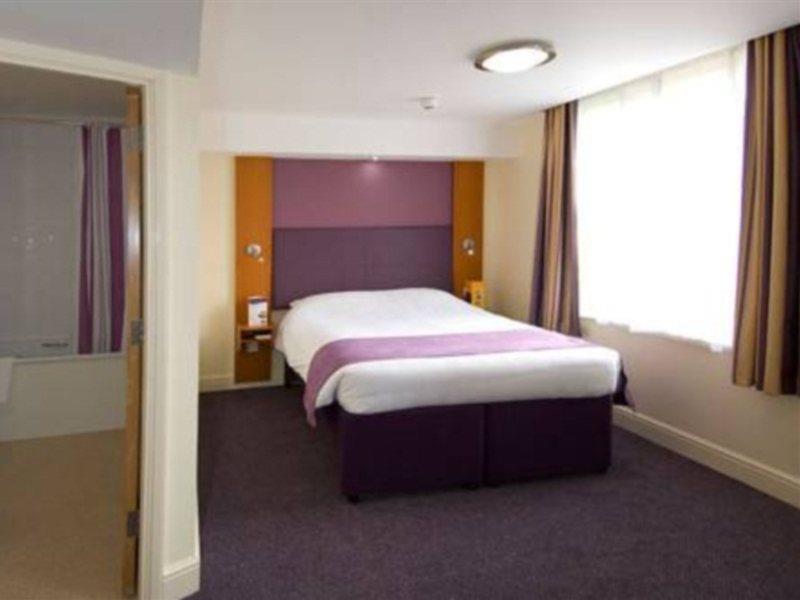 Premier Hanger Lane Londen