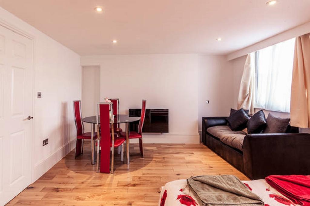Baker Street Apartment *