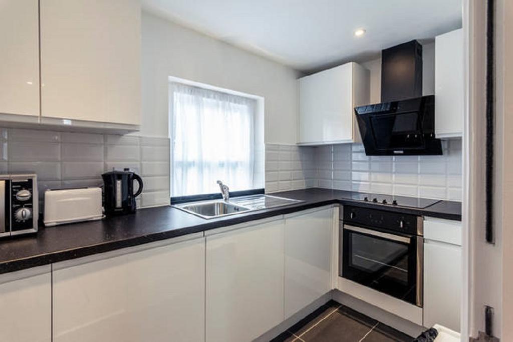 Baker Street Apartment *