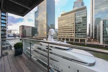 Canary Wharf Waterfront Apartment