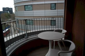 Lanterns Court By Bridgestreet Apartment