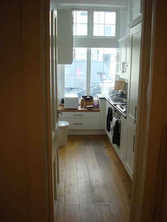 Apartment Luxury Holland Park, Sleeps 2, Free S'Fast Wifi London