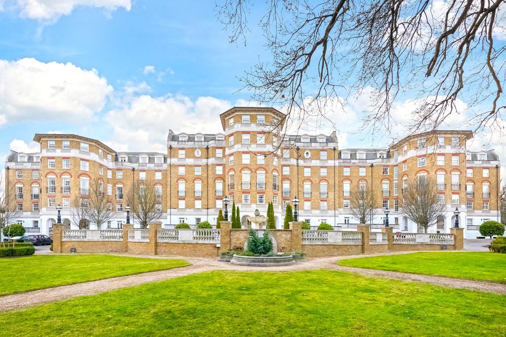 Two Bedroom In Gated Community - Wimbledon Apartment London