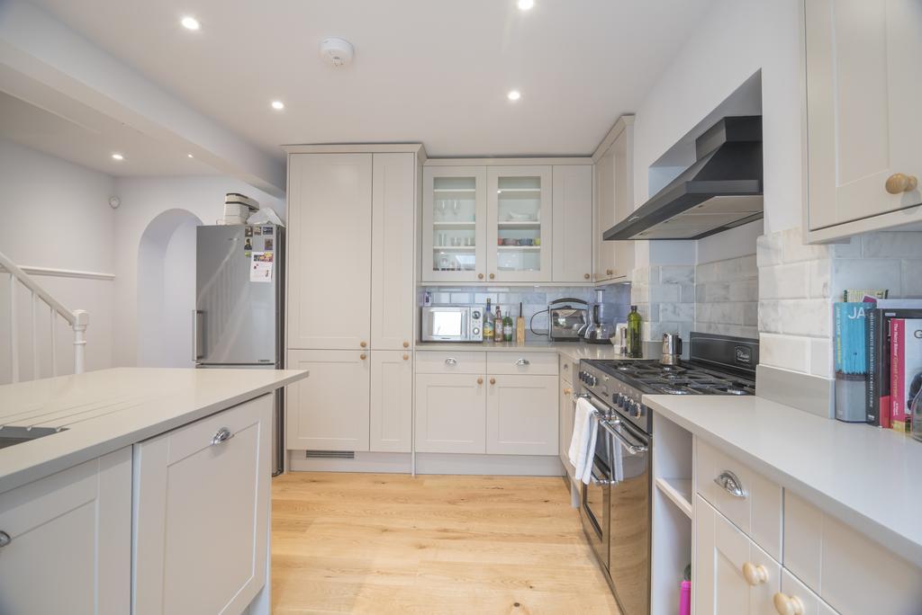 Bright Family In Angel With Patio * London
