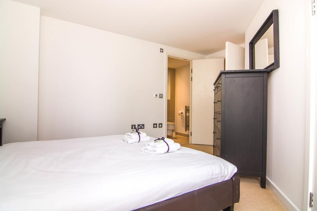 Wharf - Water Gardens Apartment