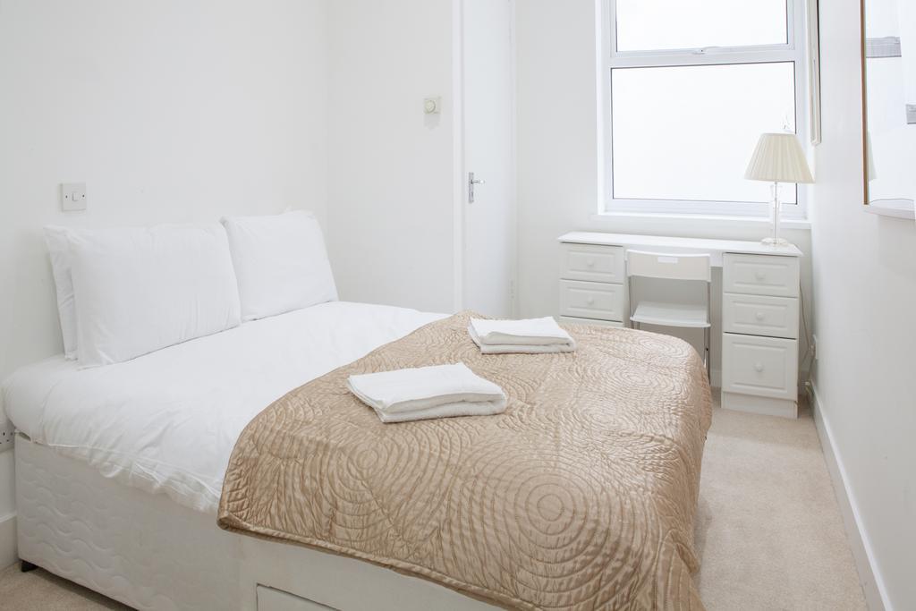 Victoria Station Apartment London