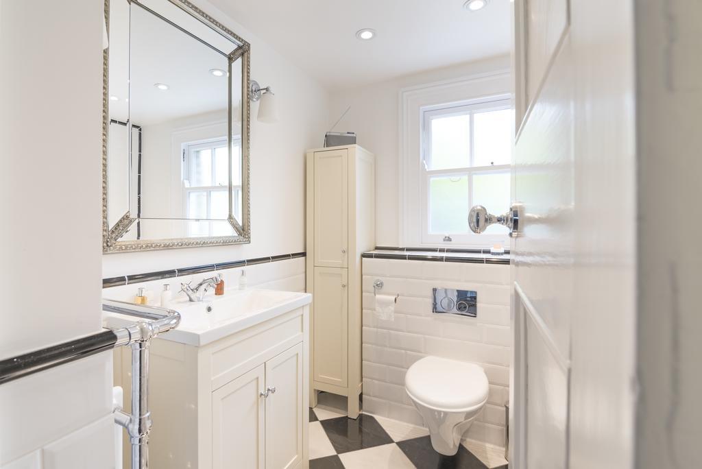 Bright Family In Angel With Patio Holiday home London