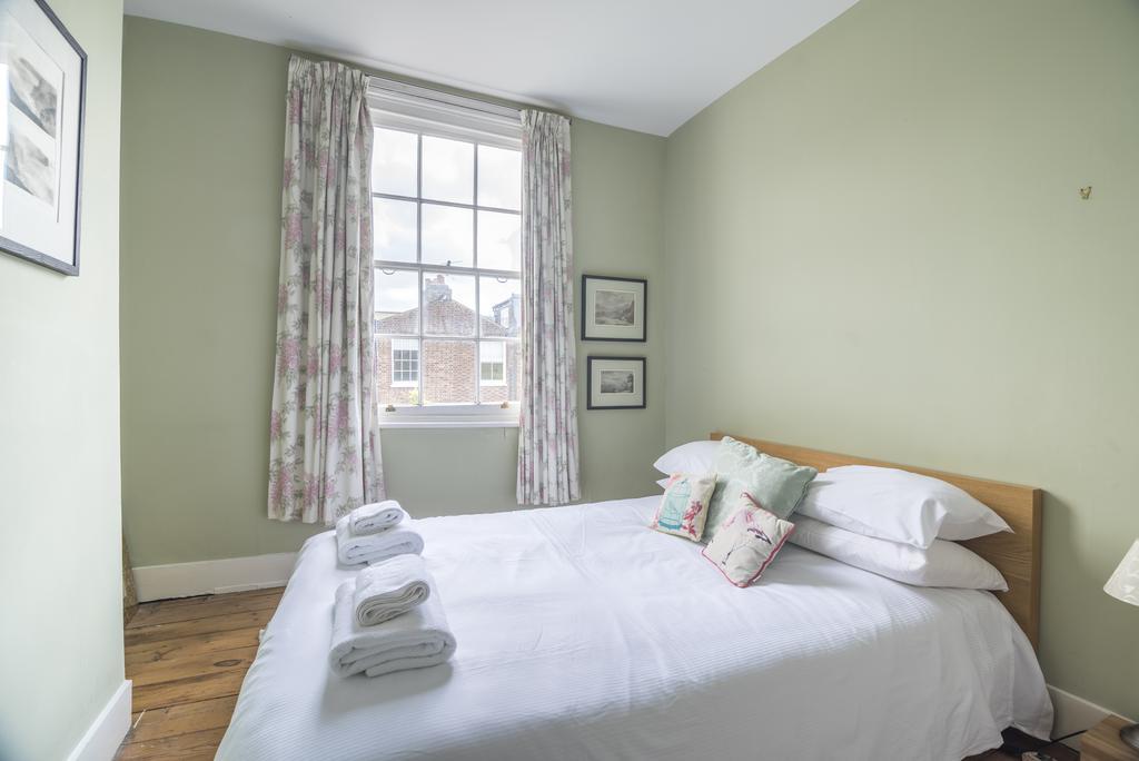 Bright Family In Angel With Patio * London