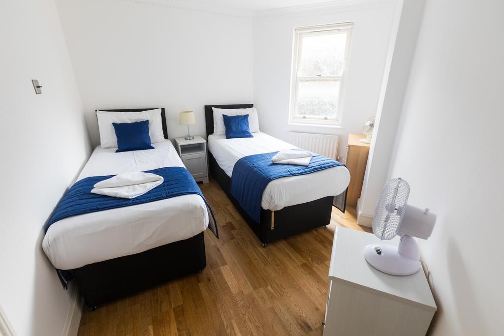 Earls Court Apartment *