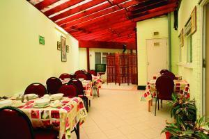 Acton Town Hotel 2*