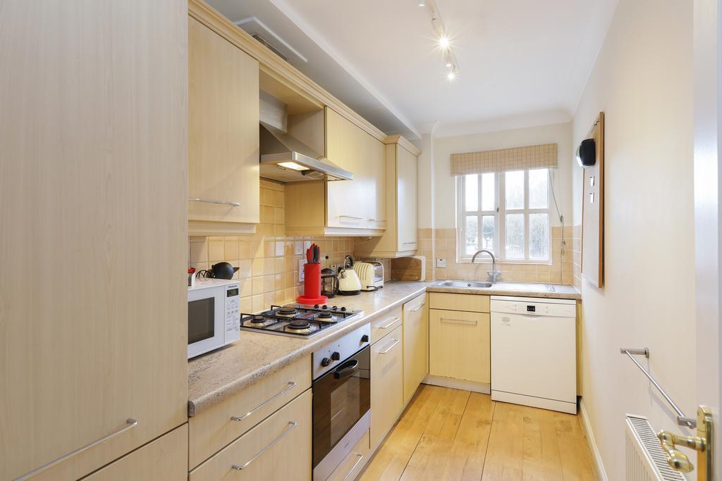 Cozy With Parking & Patio Londra