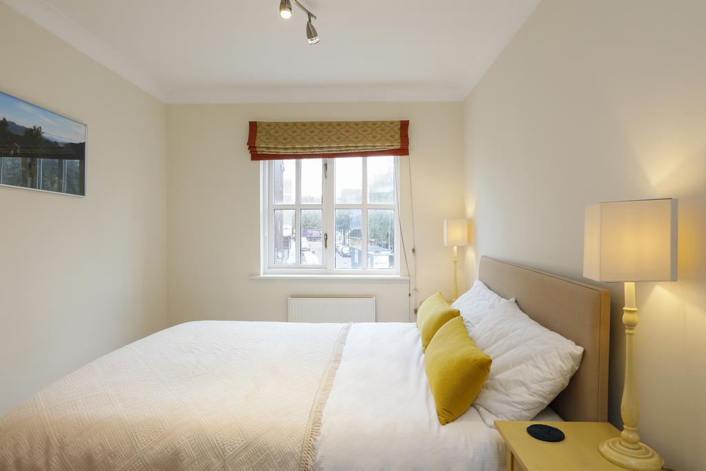 Cozy With Parking & Patio Londra