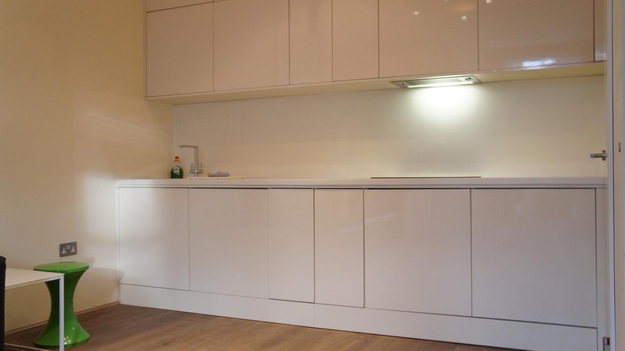 Ahometorent White London