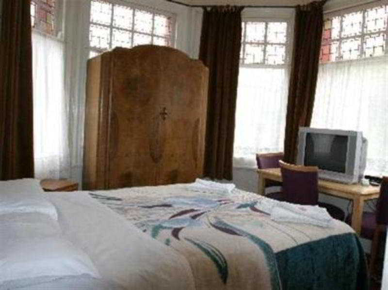 Charlie Hotell 2*