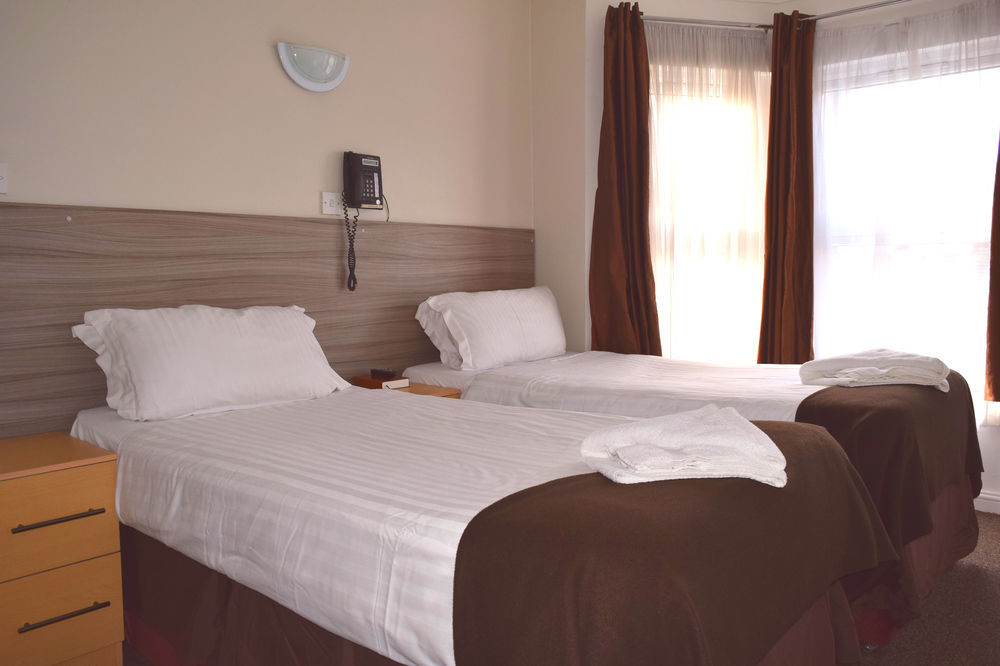 Holland Park 3* London
