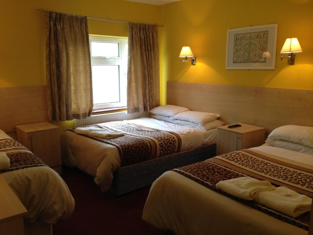 Acton Town Hotel 2*