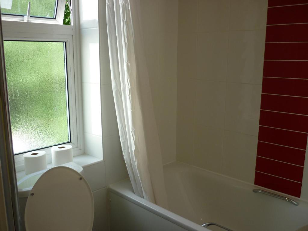 Hotel Acton Town 2*