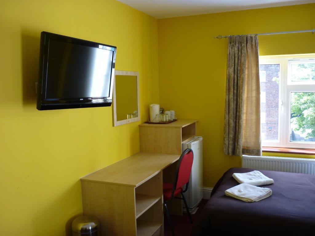 Acton Town Hotel 2*
