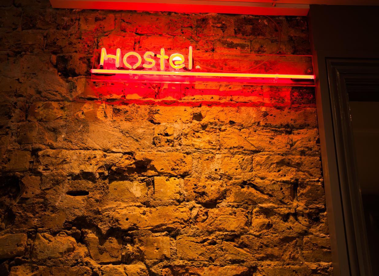 Publove @ The Crown, Battersea Hostel Londen