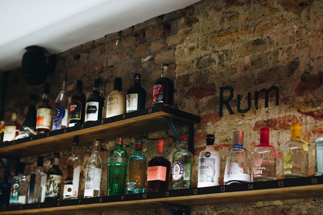 Publove @ The Crown, Battersea Hostel Londen