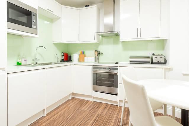 Gorgeous In Trendy Neighbourhood Appartement *