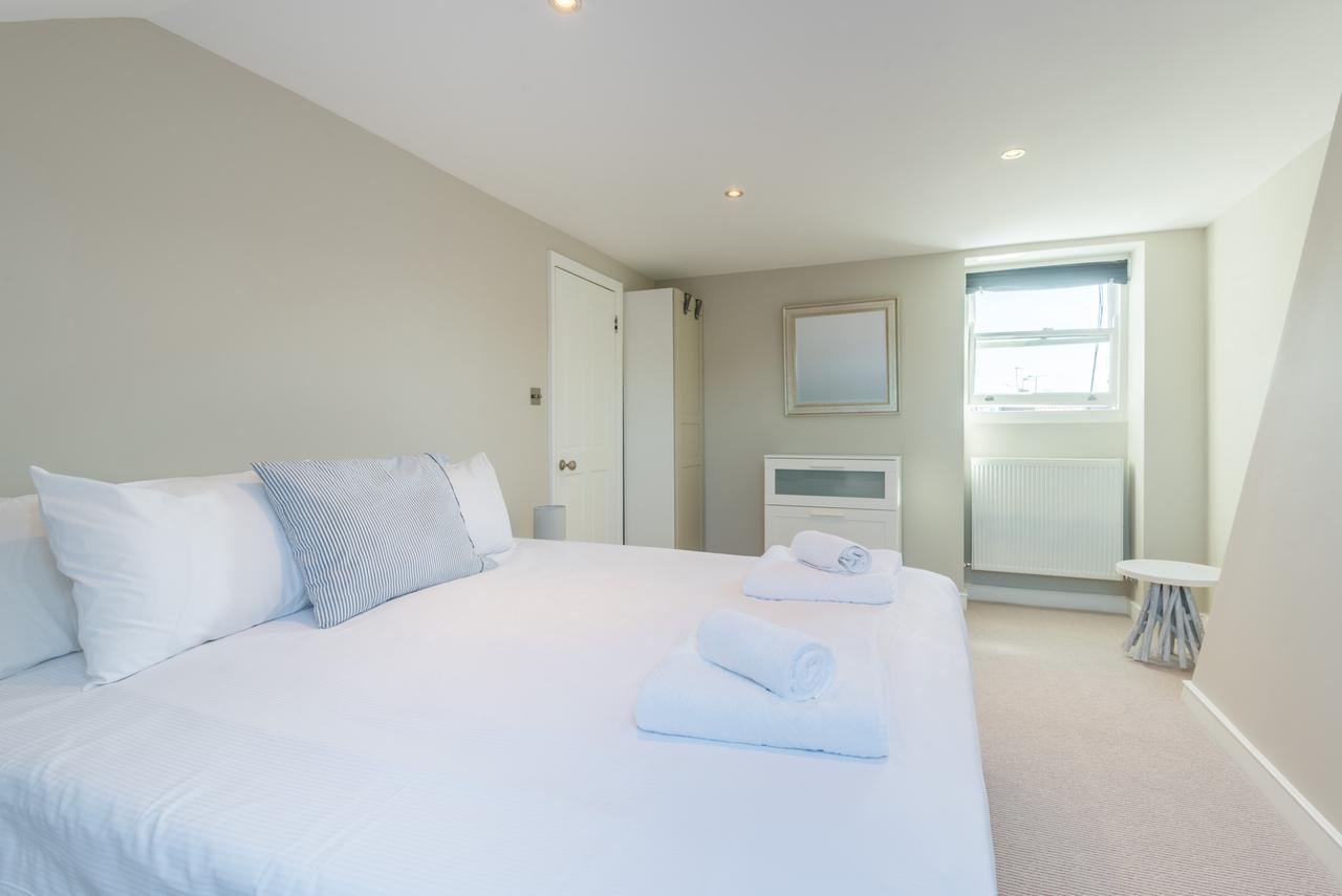 Lavish Nordic Styled Fulham By The Thames