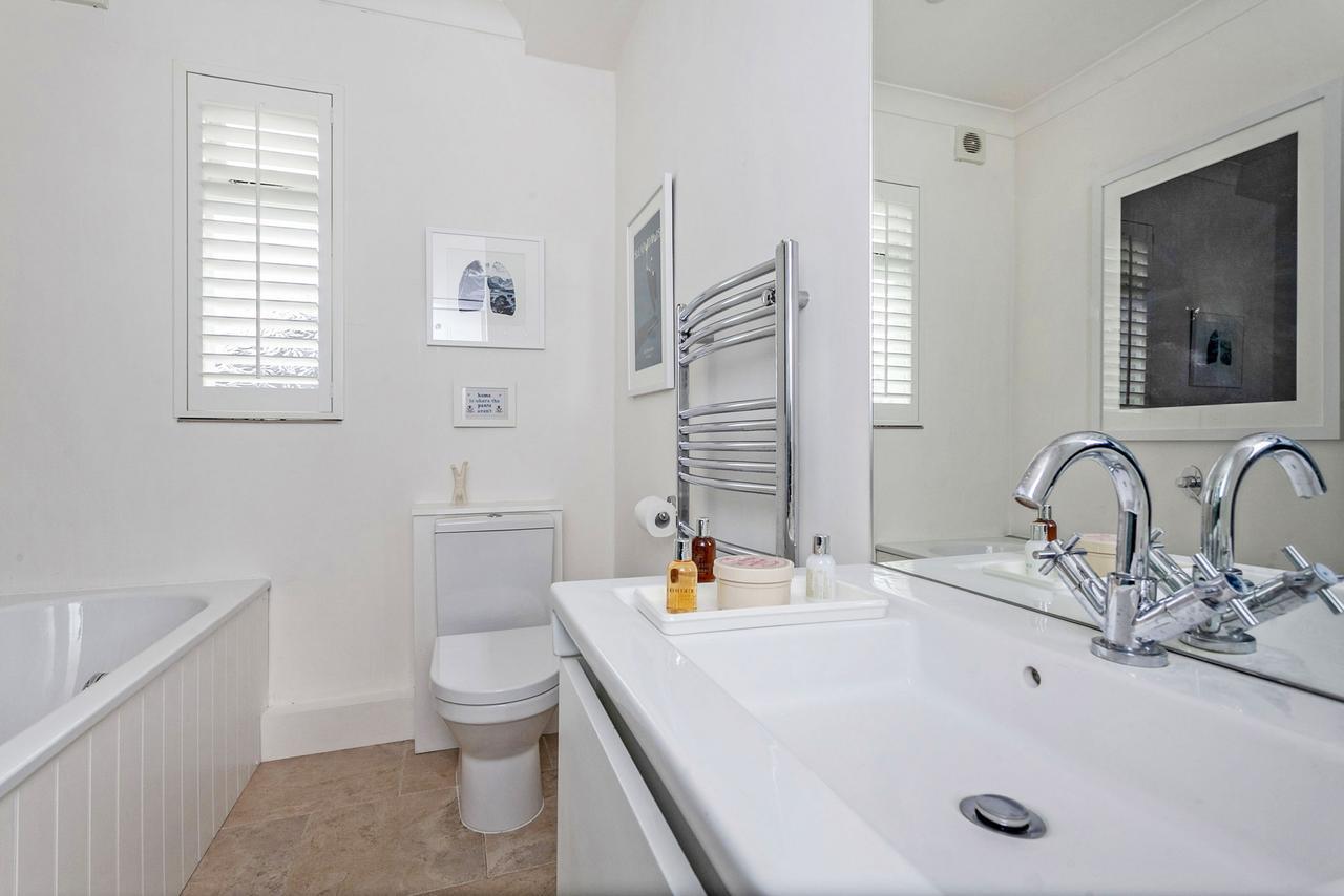 Elegant Shepherds Bush By Kensington Olympia By Underthedoormat * London