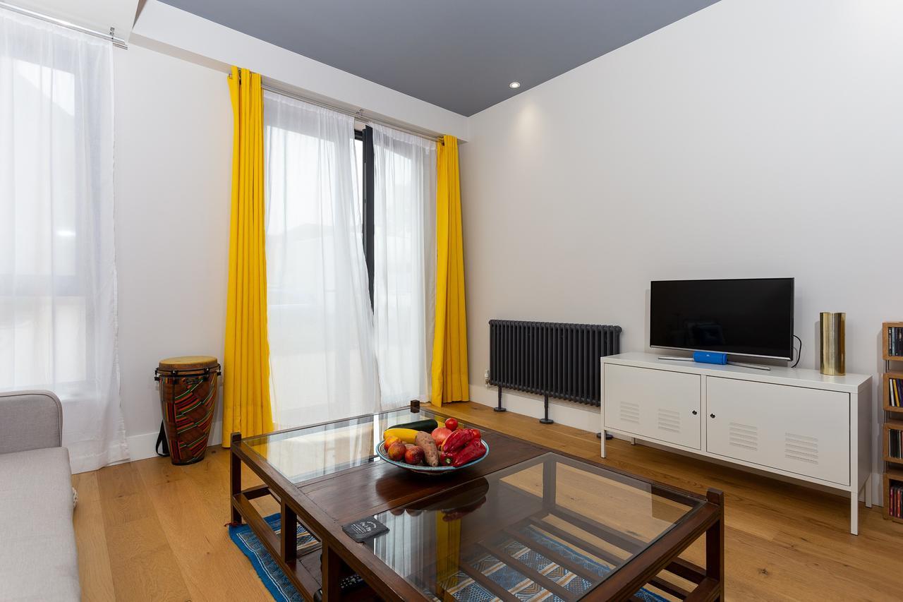 1 Bedroom Converted Warehouse In Stoke Newington Londen