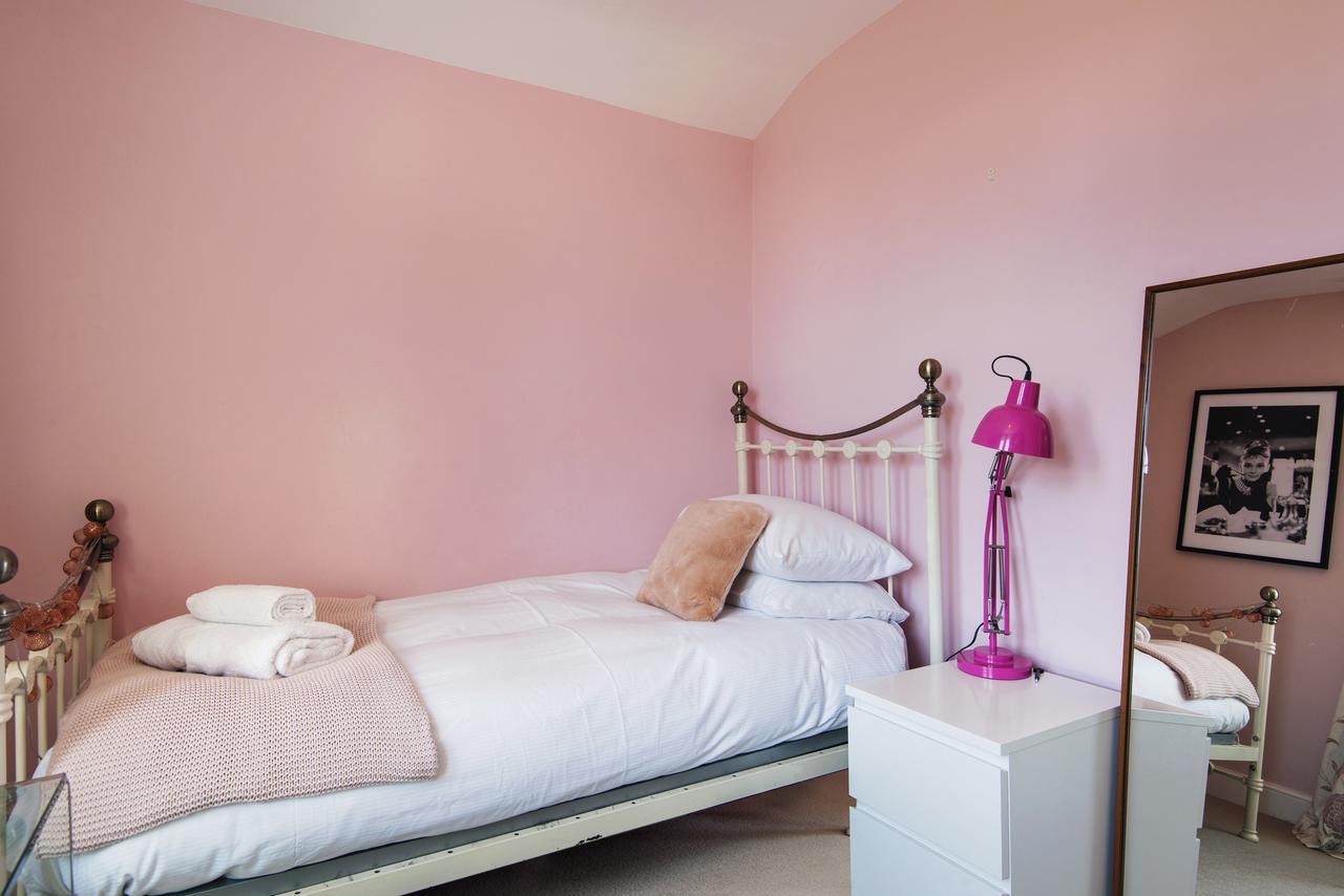 Semesterbostad Enchanting Southfields By King George's Park London