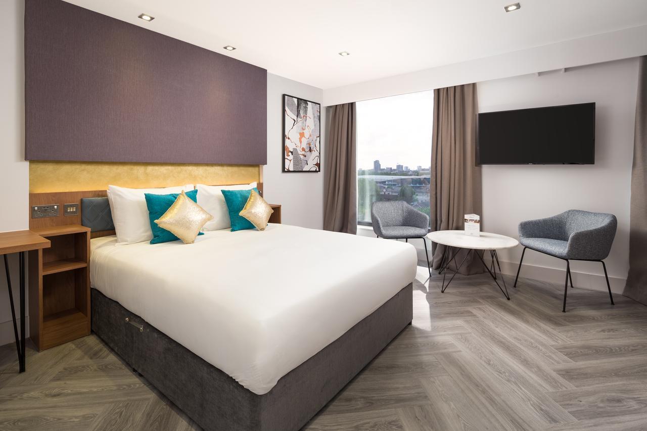 Roomzzz Stratford 4*