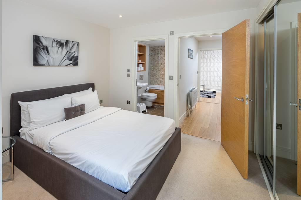 Modern 3 Bed, 2 Bath Flat W/garden In East Acton * London