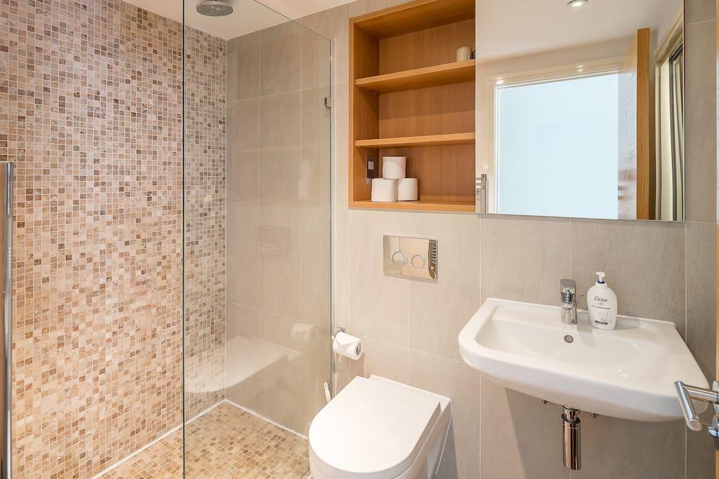 Apartment Modern 3 Bed, 2 Bath Flat W/garden In East Acton