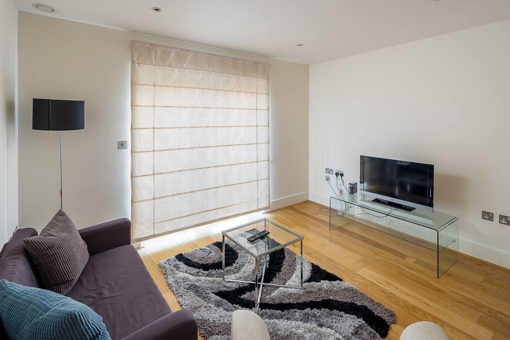 Modern 3 Bed, 2 Bath Flat W/garden In East Acton *