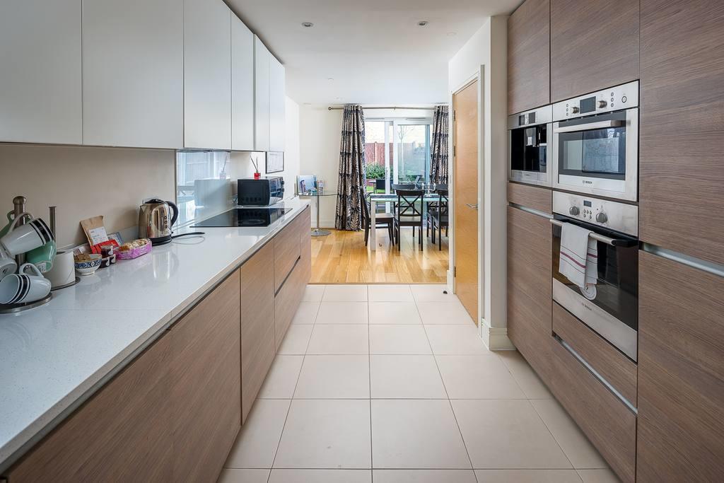 Modern 3 Bed, 2 Bath Flat W/garden In East Acton *
