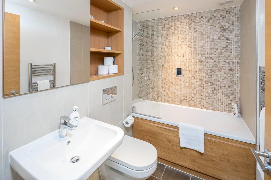 Apartment Modern 3 Bed, 2 Bath Flat W/garden In East Acton *
