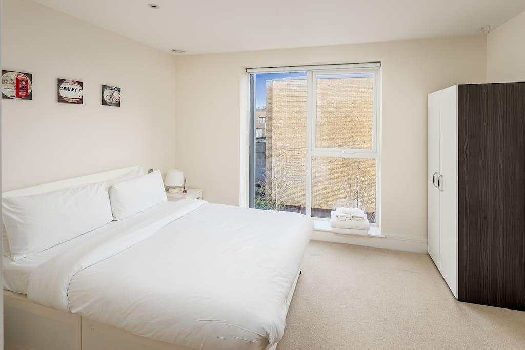 Modern 3 Bed, 2 Bath Flat W/garden In East Acton * London