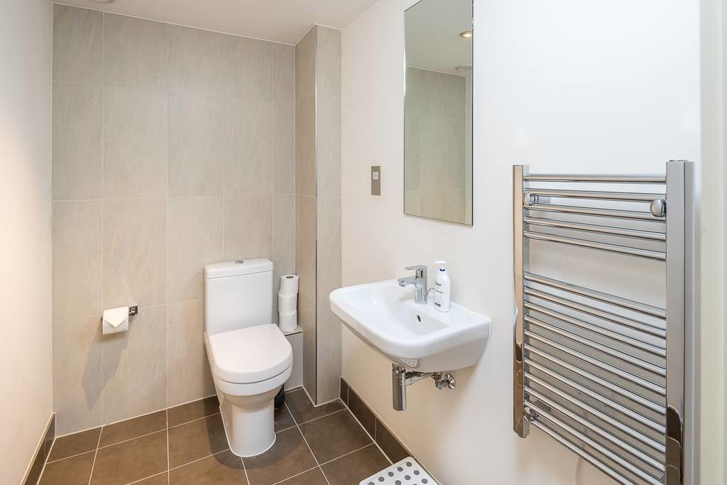 Modern 3 Bed, 2 Bath Flat W/garden In East Acton Apartment