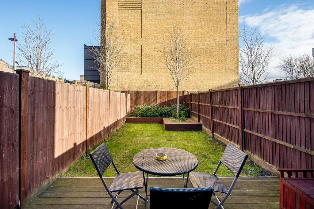 Apartment Modern 3 Bed, 2 Bath Flat W/garden In East Acton London