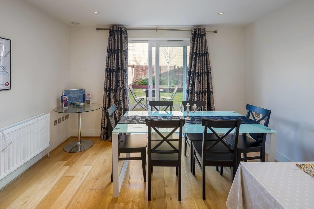 Modern 3 Bed, 2 Bath Flat W/garden In East Acton Apartment