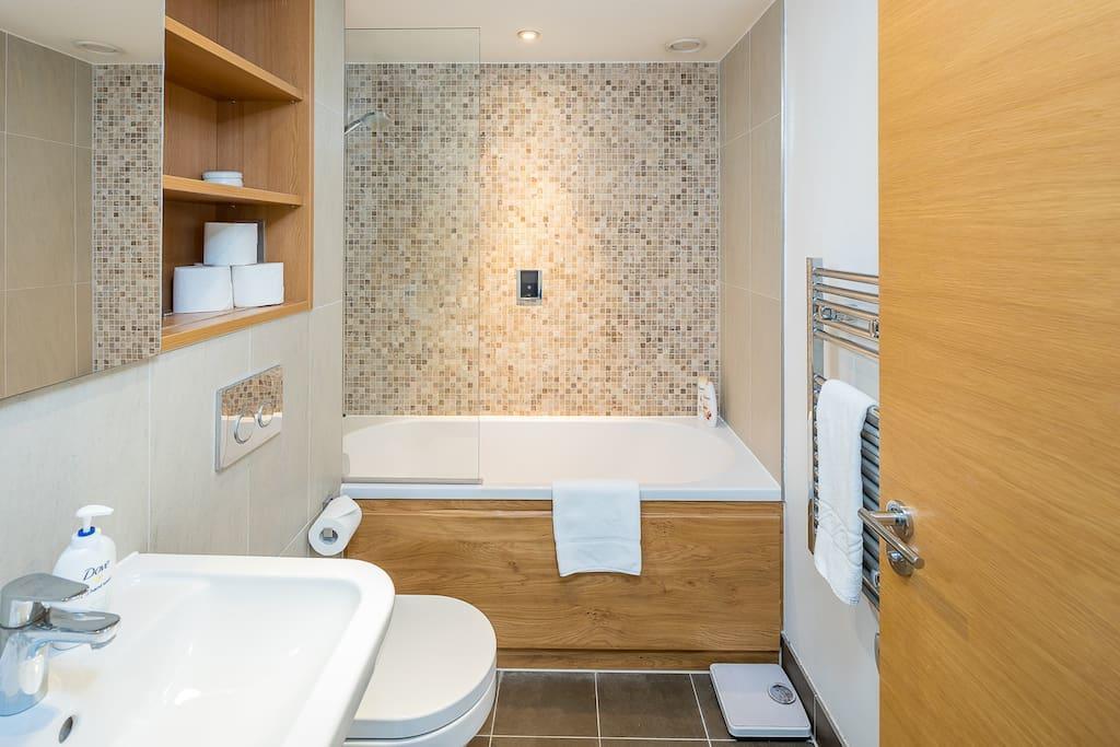 Modern 3 Bed, 2 Bath Flat W/garden In East Acton * London