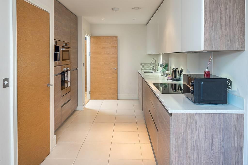 Apartment Modern 3 Bed, 2 Bath Flat W/garden In East Acton *