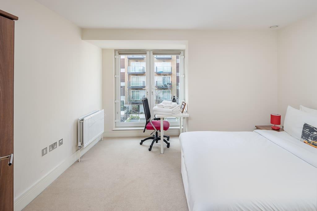 Modern 3 Bed, 2 Bath Flat W/garden In East Acton London
