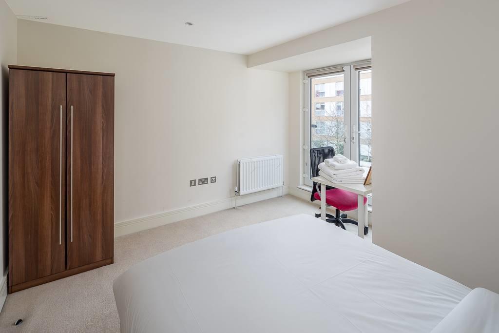 Modern 3 Bed, 2 Bath Flat W/garden In East Acton *
