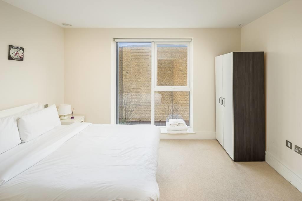Apartment Modern 3 Bed, 2 Bath Flat W/garden In East Acton